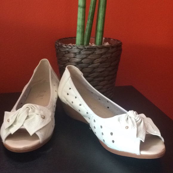 white summer sandals low heel